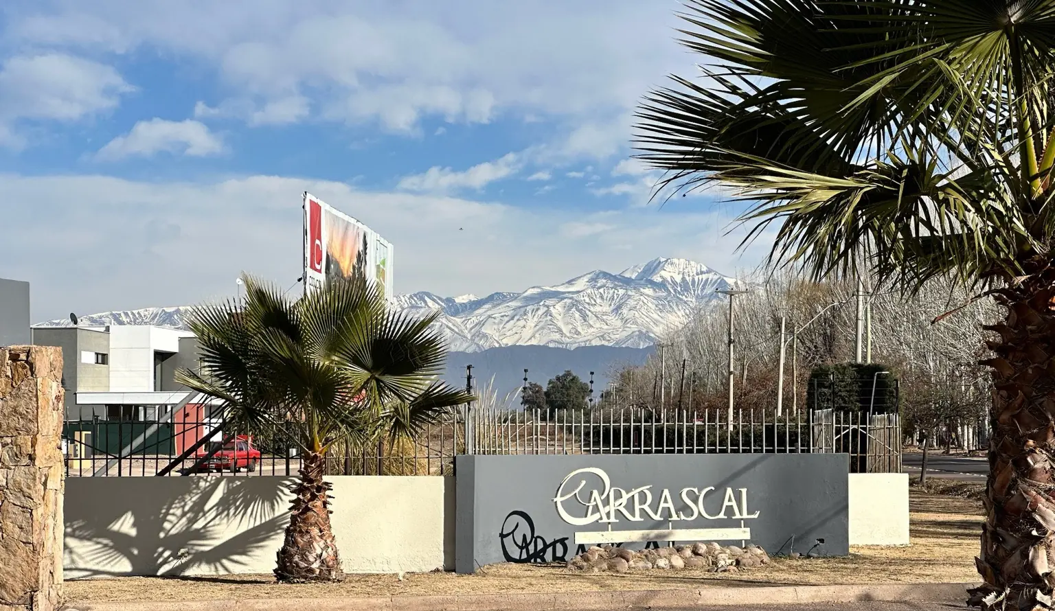 Cartel de Carrascal con picos nevados al fondo