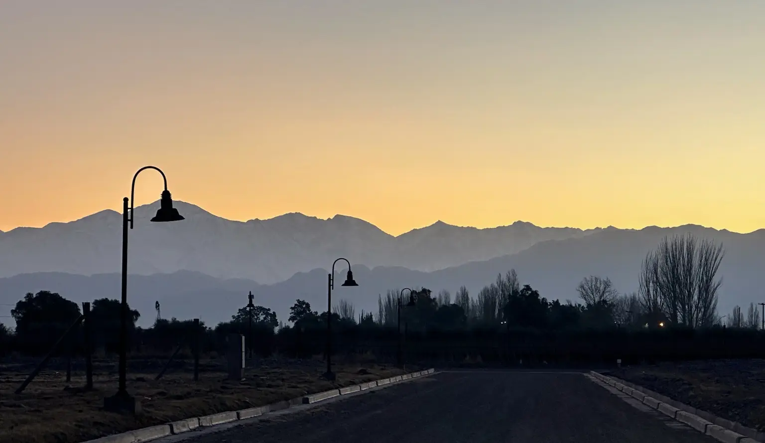 Atardecer sobre la cordillera desde una calle de Carrascal