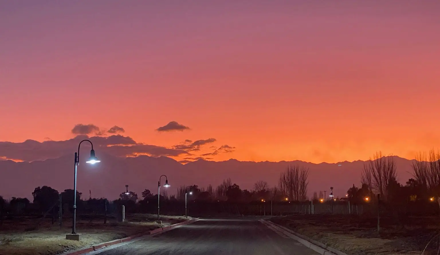 Cielo anaranjado sobre las calles iluminadas de Carrascal